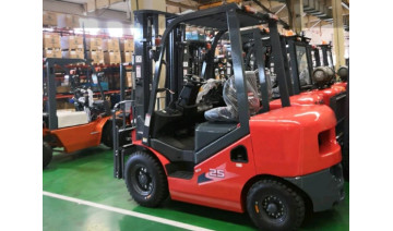 تأجير معدات ثقيله رافعات شوكية للإيجار 